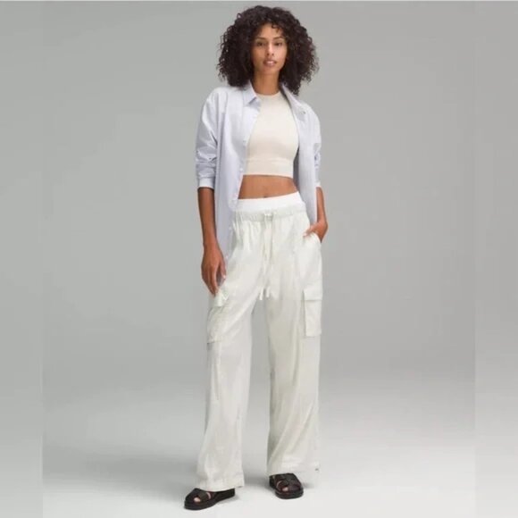 NWT Lululemon Lightweight Adjustable MR Cargo Pant size- LARGE - Picture 2 of 5